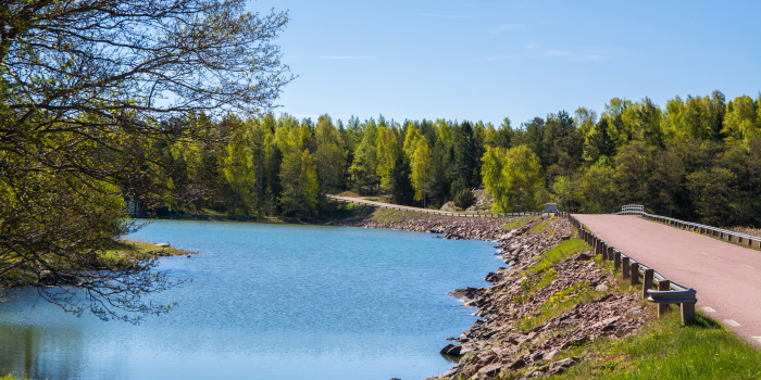 väg av röd granit bredvid vatten, bild från Åland