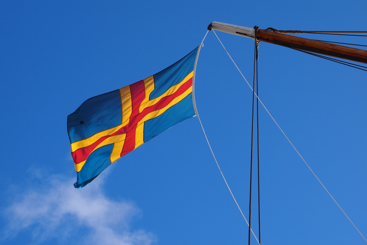 Ålands flagga mot en blå himmel