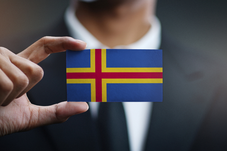 en person som håller i Ålands flagga